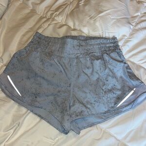lululemon hotty hot LR 2.5 shorts